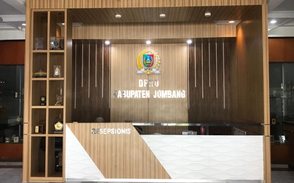 Thumbnail Berita - Pengadaan Seragam DPRD Jombang Senilai 0,5 Miliar Jadi Sorotan Publik