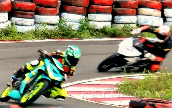 Foto Pembalap bersaing jadi yang terbaik di Kejurprov Road Race Jatim Racing Series 2026 di Sirkuit Magetan. (Foto: Fiqih Arfani/Ketik.com)