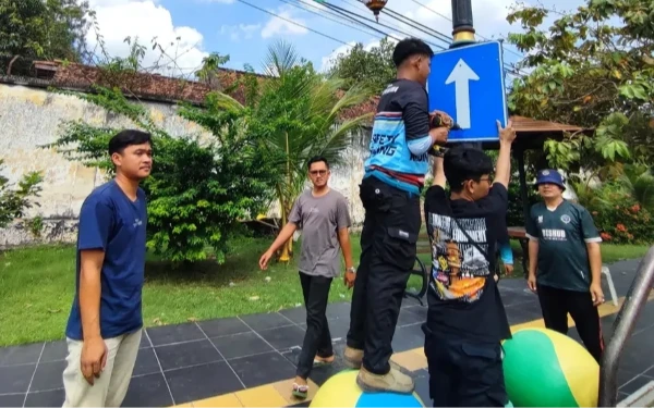 Thumbnail Berita - Jalan Pandan Berlaku Satu Arah ke Selatan, Dishub Kota Madiun Pasang Rambu Pendukung