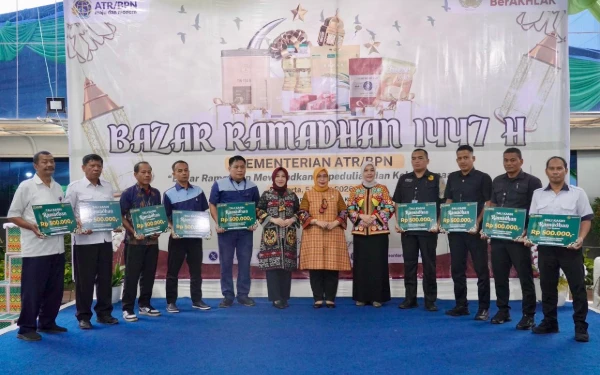 Thumbnail Pegawai Kementerian ATR/BPR Terima Santunan dalam Momen Bazar Ramadan