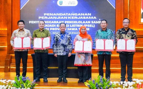 Thumbnail Berita - Disaksikan Menteri LH, Gubernur Khofifah Teken Perjanjian Kerja Sama Pengolahan Sampah Jadi Energi Listrik dengan 7 Bupati/Wali Kota