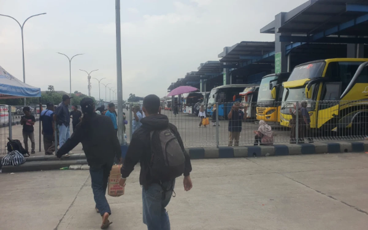 Thumbnail Berita - Puncak Arus Balik Jilid Dua! Terminal Arjosari Kota Malang Diserbu Ribuan Penumpang