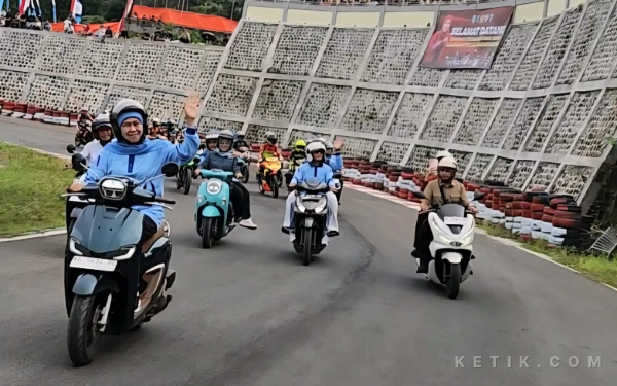 Thumbnail Berita - Jajal Sirkuit Suryo! Gubernur Khofifah Kendarai Sepeda Motor Keliling Lintasan Sapa Ribuan Penonton