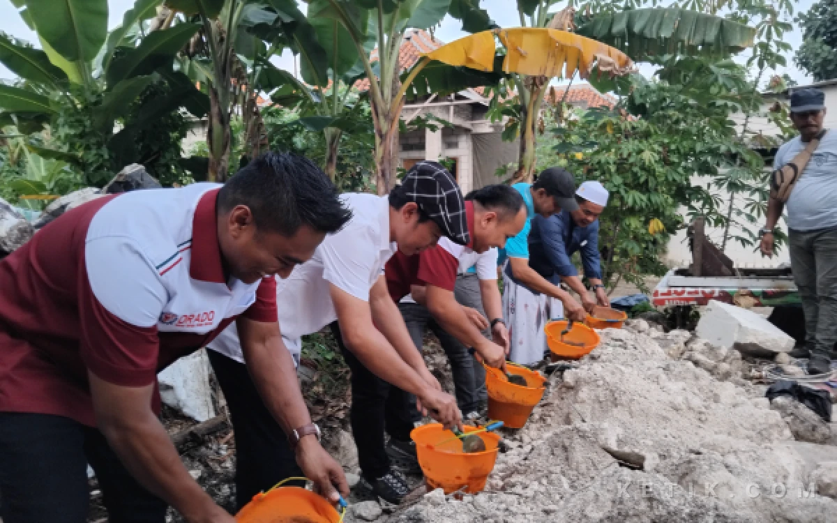 Foto Peletakan batu pertama sekretariat Orado Bangkalan oleh Ketua Orado Jatim dan pengurus Orado Bangkalan (Foto. Ismail Hs/Ketik.com)