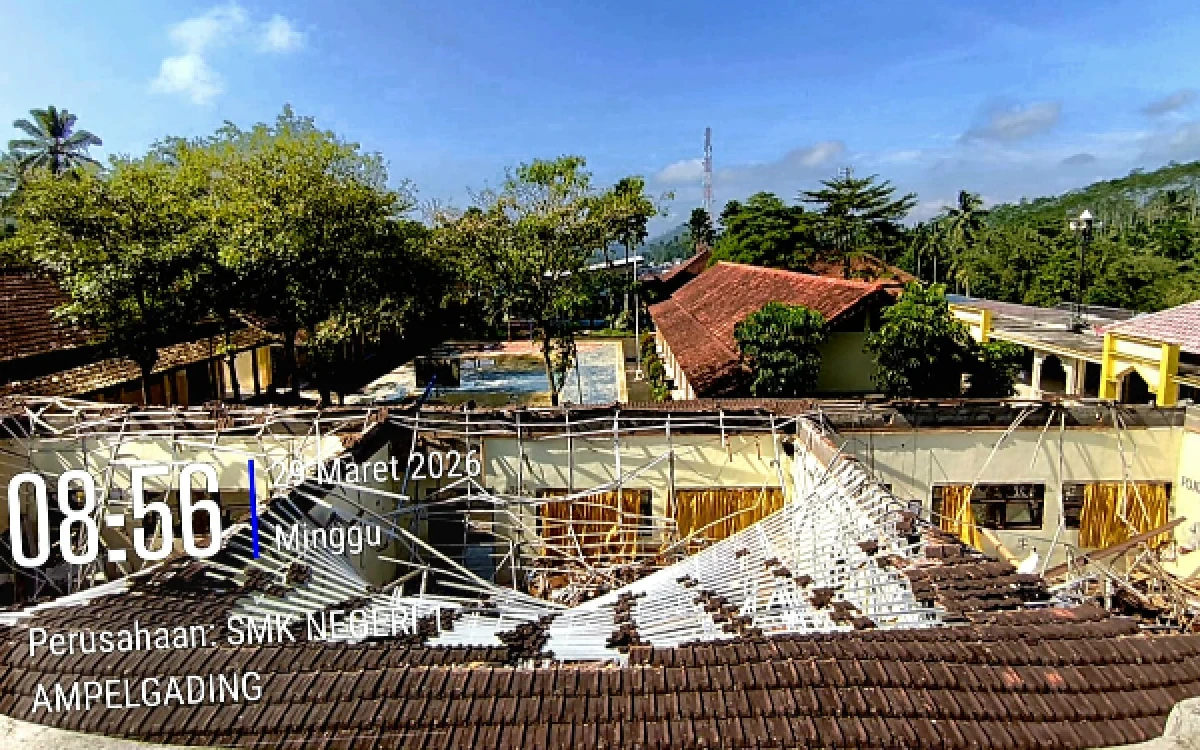 Thumbnail Berita - Atap 3 Ruang Kelas SMKN 1 Ampelgading Malang Runtuh, Disdik Jatim Turun Tangan Percepat Penanganan