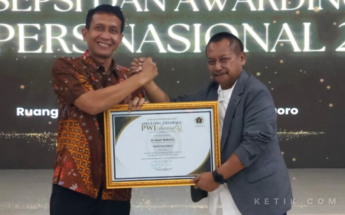 Foto Bupati Bojonegoro  H. Setyo Wahono saat menerima piagam penghargaan dari  Ketua PWI Jawa Timur, Lutfil Hakim, (Dok Humas Pemkab Bojonegoro)