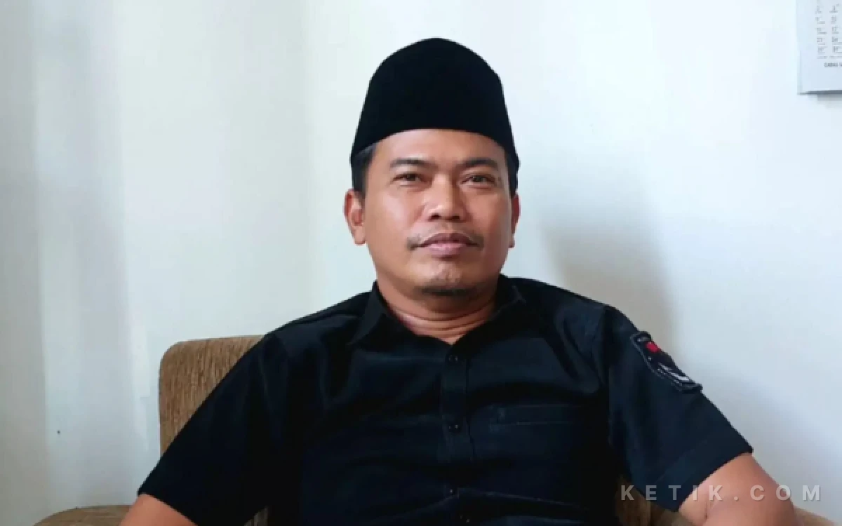 Foto Koordinator Divisi Pendidikan Pemilih, Parmas, dan SDM KPU Sampang Suhariyanto yang diduga membawa mobil dinas saat libur Lebaran 2026 (Foto: Mat Jusi/Ketik.com)