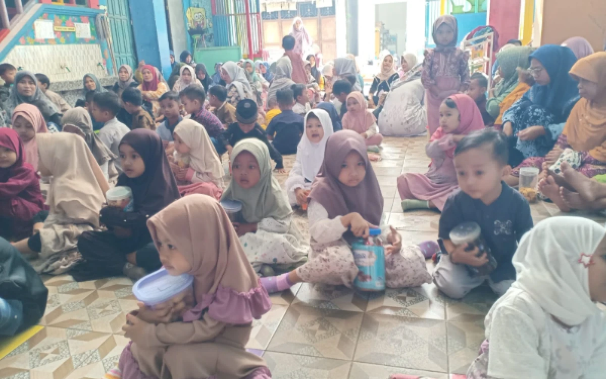 Thumbnail Berita - Rayakan Kemenangan, Siswa-Siswi KB-TK Aisyiyah Bustanul Athfal 12 Pantenan Kompak Bawa Toples Jajan