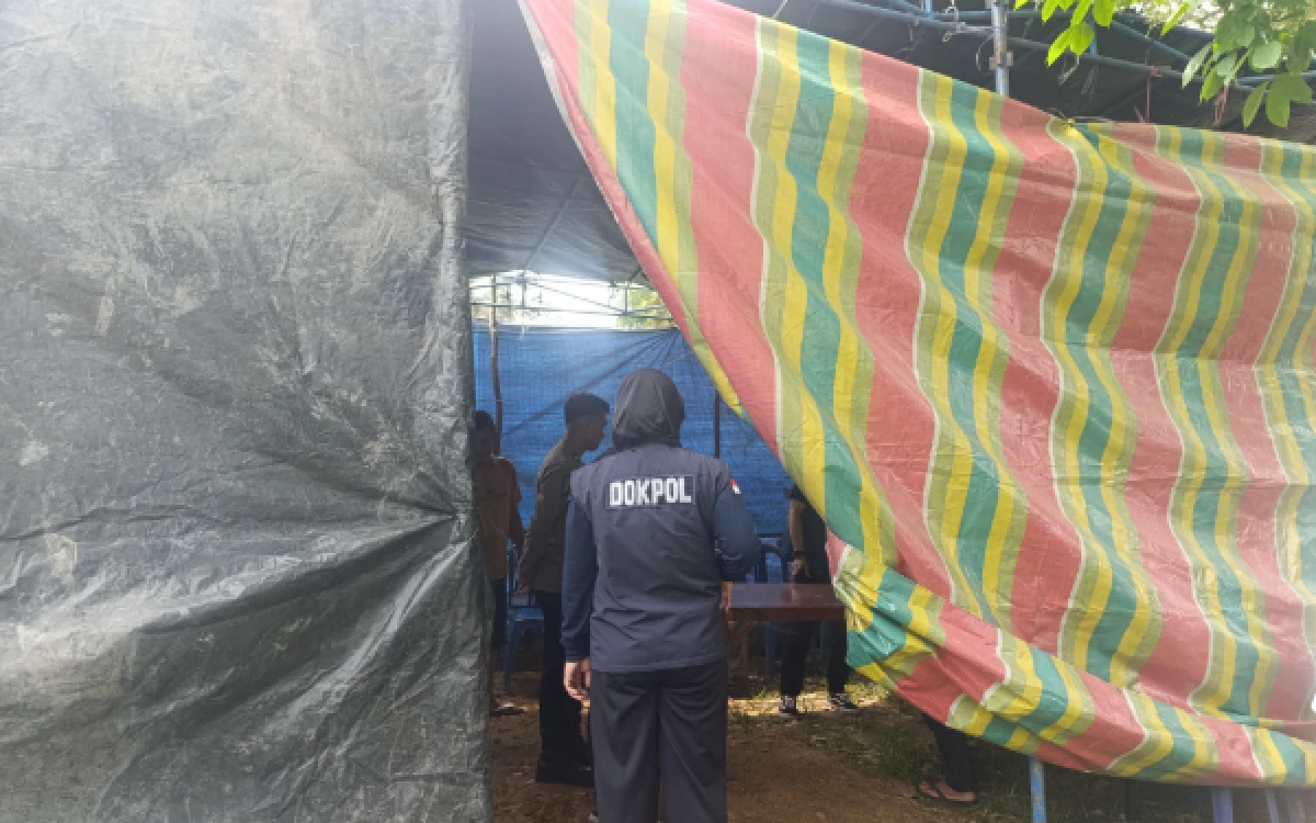 Foto Tim Forensik dari RS Bhayangkara Palembang saat melakukan ekshumasi terhadap jenazah tahanan kasus kasus narkotika di Lapas Kelas II Serong, Banyuasin, Senin 30 Maret 2026 (Foto : Yola/Ketik.Com)