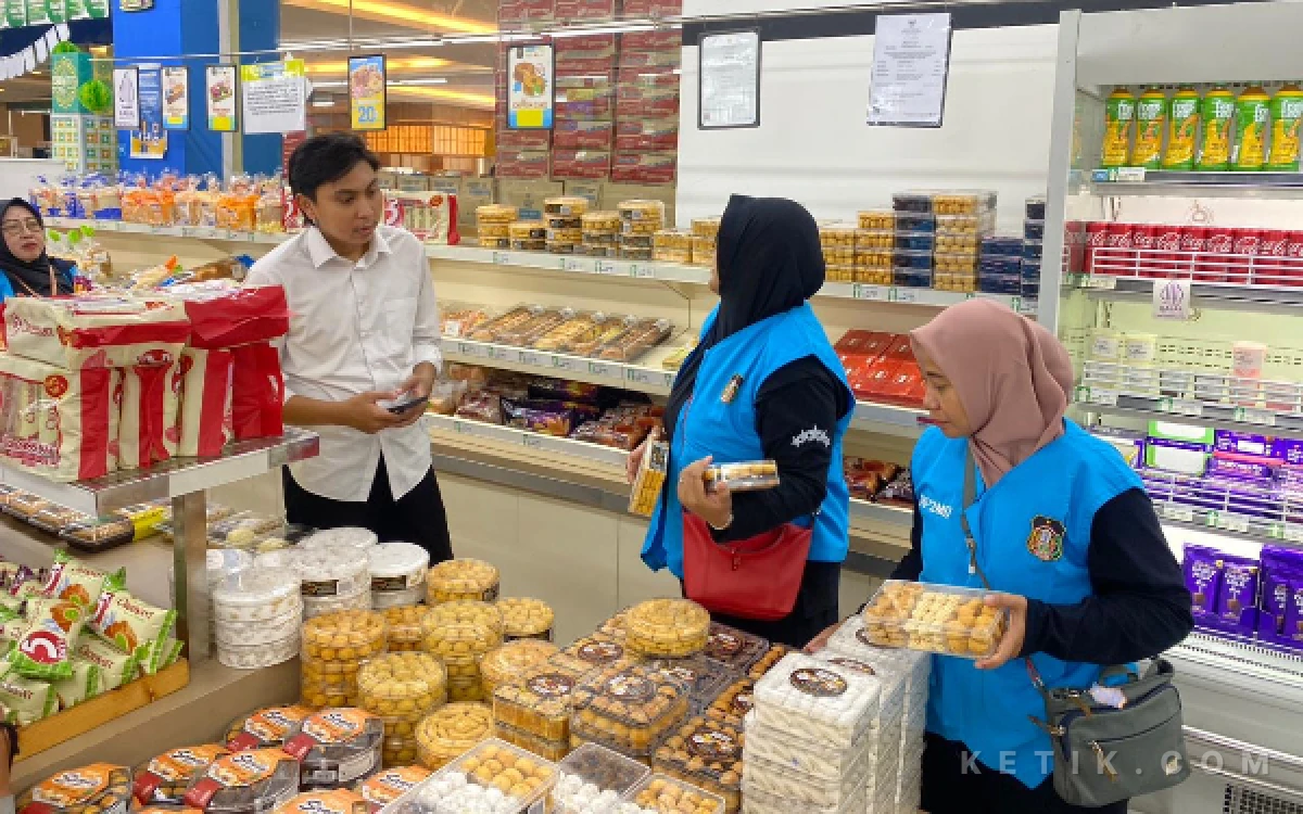 Thumbnail Berita - Kapolres Blitar Kota Ungkap Temuan Label Kedaluwarsa Ganda di Supermarket, Tim Gabungan Lakukan Pengawasan Ketat