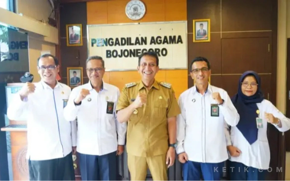 Thumbnail Berita - Tiba-Tiba Hadir di Kantor Pengadilan Agama, Bupati  Bojonegoro Harap Ada Terobosan Pelayanan Masyarakat