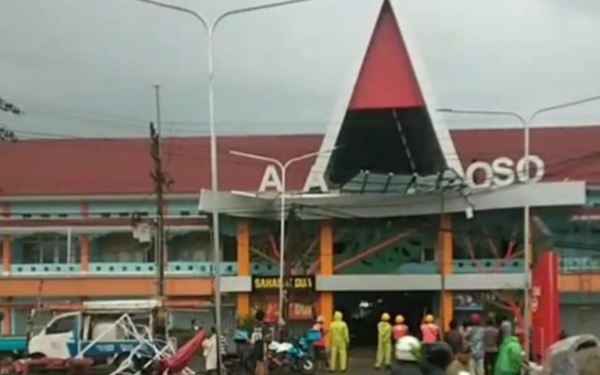 Thumbnail Berita - Lagi, Kaca dan Neon Box Pasar Ploso Jombang Ambruk Diterjang Hujan