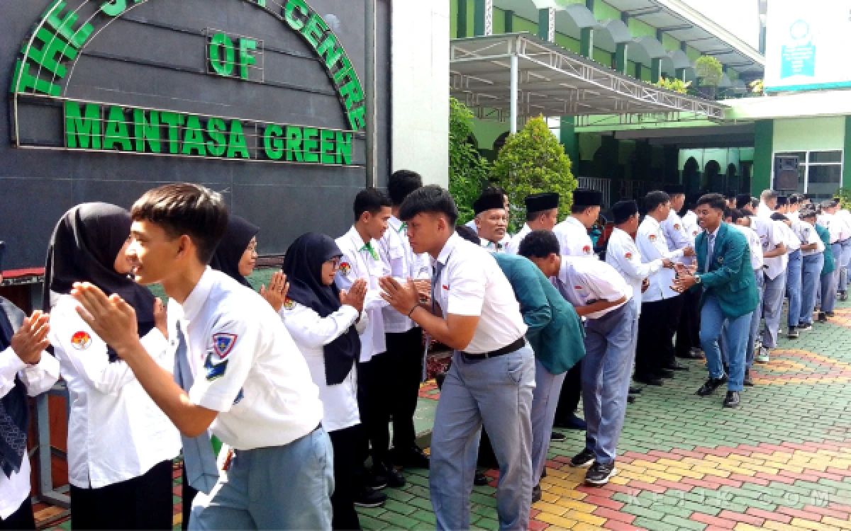 Thumbnail Berita - Keluarga Besar MAN 1 Tulungagung Gelar Halalbihalal di Hari Pertama Masuk, Suasana Penuh Khidmat