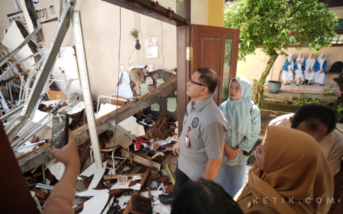 Thumbnail Berita - Atap Tiga Kelas SMKN 1 Ampelgading Kabupaten Malang Ambruk, Dindik Jatim Lakukan Asesmen
