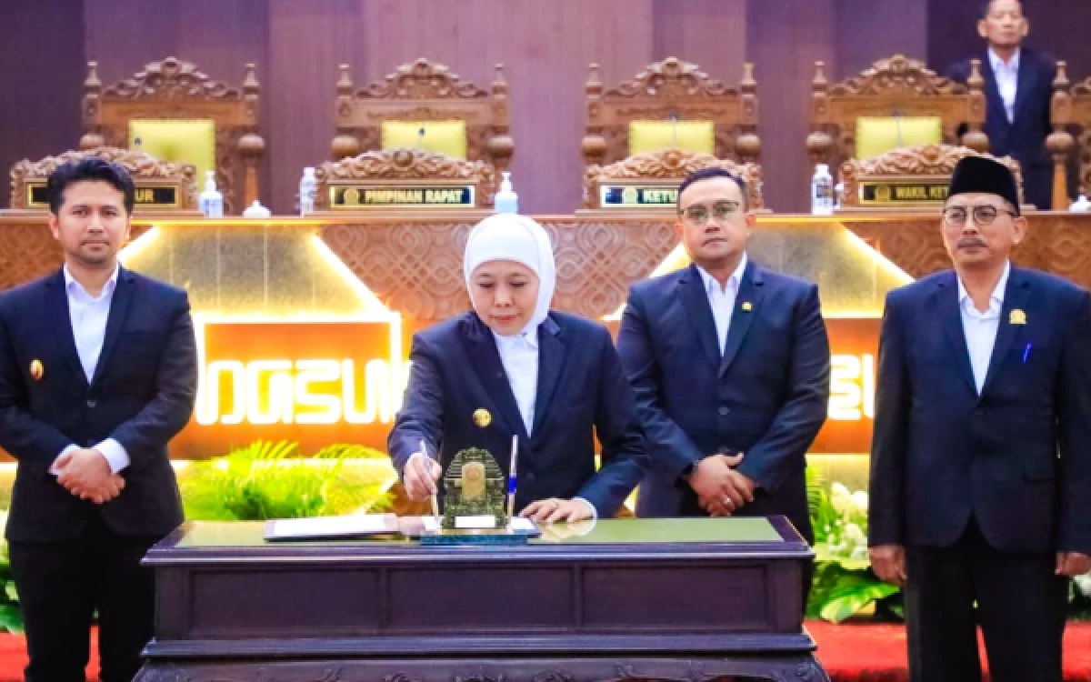 Thumbnail Berita - LKPJ Tahun Anggaran 2025! Gubernur Khofifah Beber Capaian Kinerja RKPD Jatim, Tembus 98,33 Persen