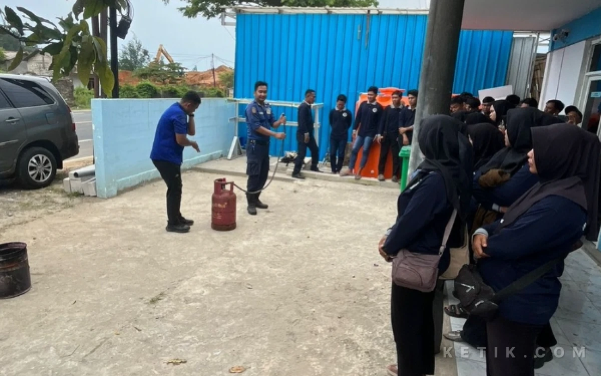 Foto Petugas Damkar Kabupaten Tuban memberikan edukasi mematikan elpiji saat terjadi resiko kebakaran, Senin 26 Maret 2026 (Foto Ahmad Istihar/Ketik.com)