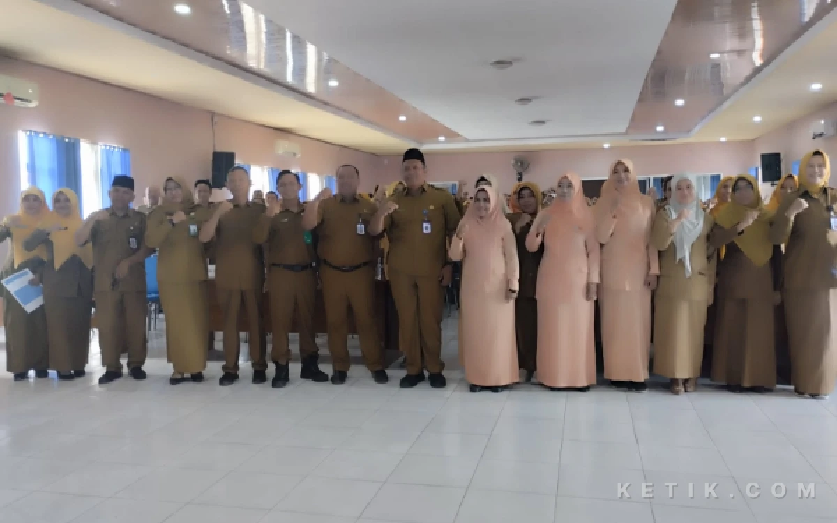 Foto Usai istijab foto bersama  Kepala Cabang Dinas Pendidikan (Kacab Dindik) Provinsi Jawa Timur Wilayah Bojonegoro-Tuban, Hidayat Rahman, dan Kepala SMKN 2  Alim Suwantono (foto sukiman Ketik.com.)