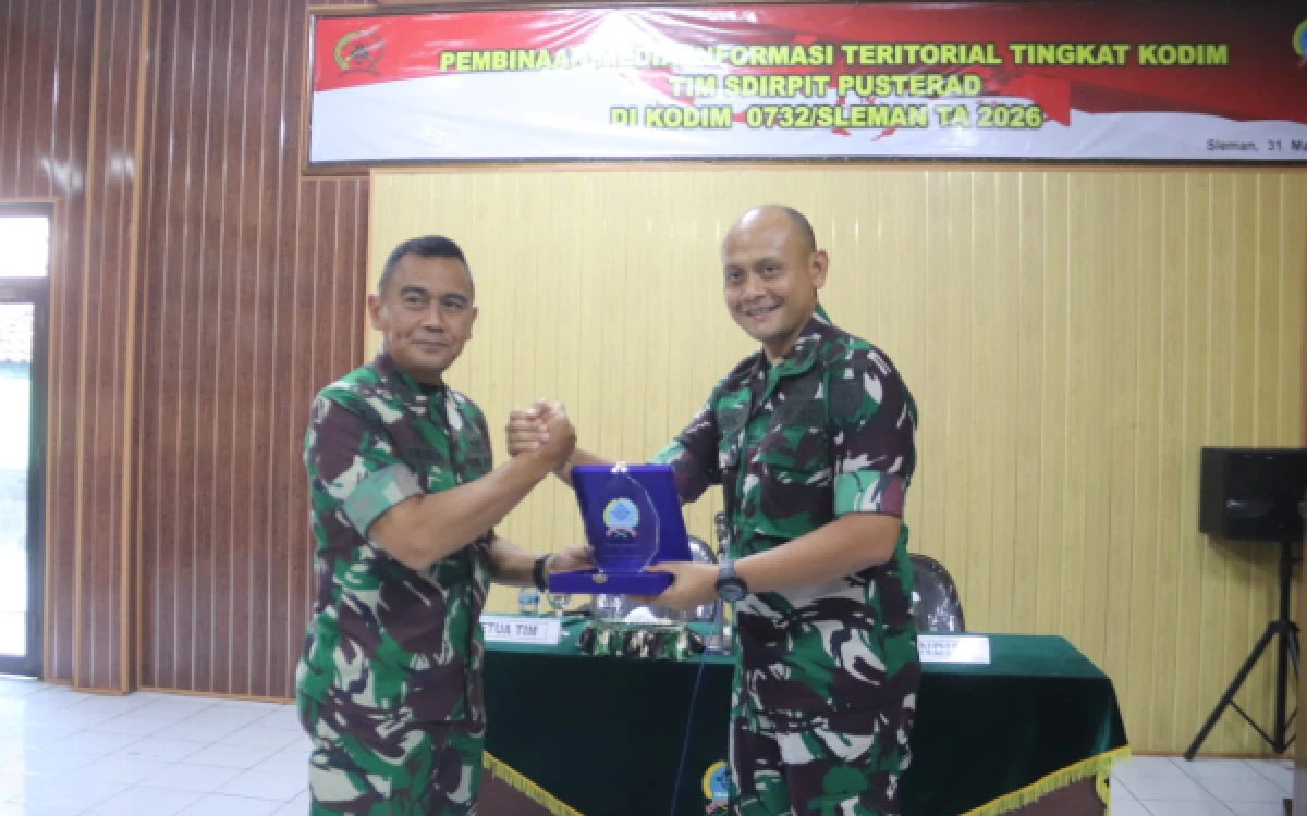 Foto Dandim 0732 Sleman Letkol Arh Reindi Trisetyo Nugroho S Hub Int M S (kanan) menerima kenang-kenangan dari Ketua Tim Pusterad Brigjen TNI Heri Dwi Subagyo S H M Sos M M (kiri) dalam acara Pembinaan Media Teritorial di Makodim 0732 Sleman. Penyerahan cinderamata ini menjadi simbol apresiasi dan kuatnya sinergi antara Pusterad dengan satuan komando kewilayahan dalam mengoptimalkan komunikasi publik dan kemitraan dengan media massa. (Foto: Pendim 0732/Sleman for Ketik.com)