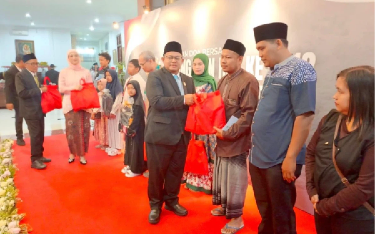 Foto Pertambahan usia ke-112 tahun DPRD Kota Malang diperingati dengan pemberian santunan kepada anak yatim piatu di lobby DPRD Kota Malang. (Foto: Trio Agus Purwono)