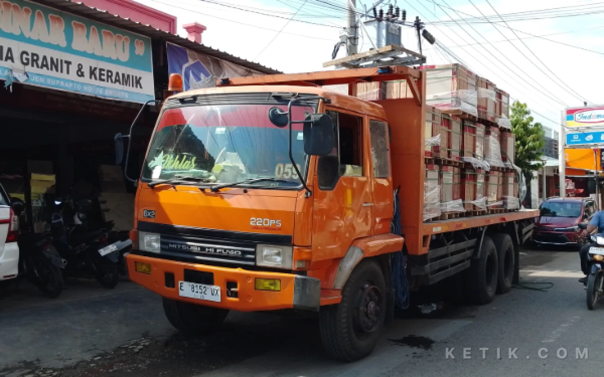 Thumbnail Berita - Satlantas Polres Brebes Tegas Larang Truk Sumbu Tiga Masuk Kota, Warga Dukung Penuh Penegakan Aturan