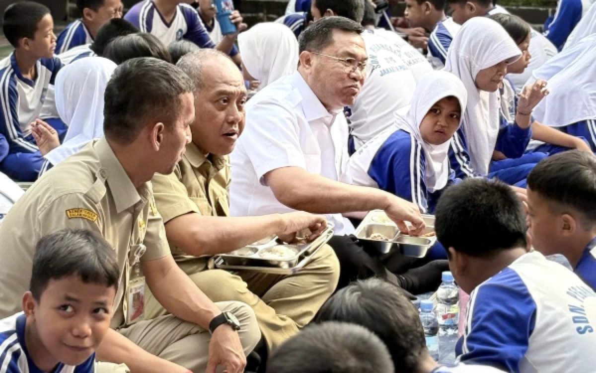 Thumbnail Berita - Wakil Kepala BGN Duduk Bareng Siswa SDN 01 Menteng, Cicipi Menu Siap Santap MBG