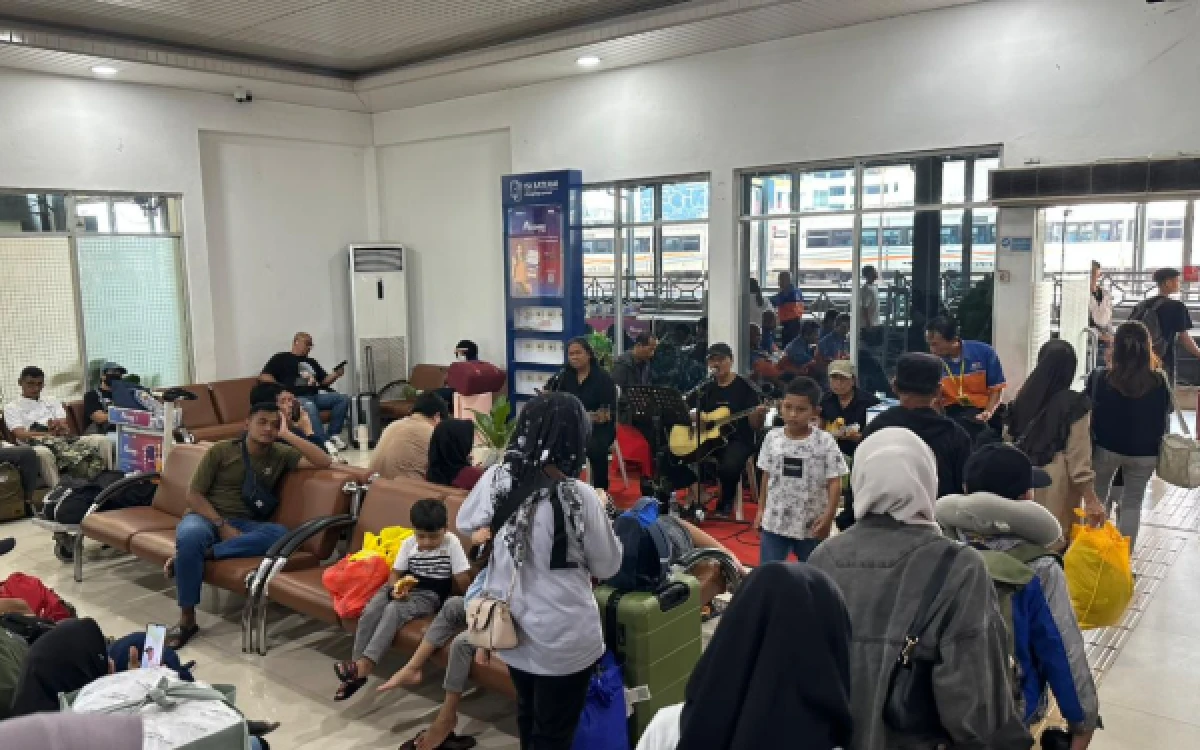 Thumbnail Berita - Angkutan Lebaran 2026, Puluhan Ribu Penumpang Masih Terlihat Padat di Stasiun Daop 8 Surabaya