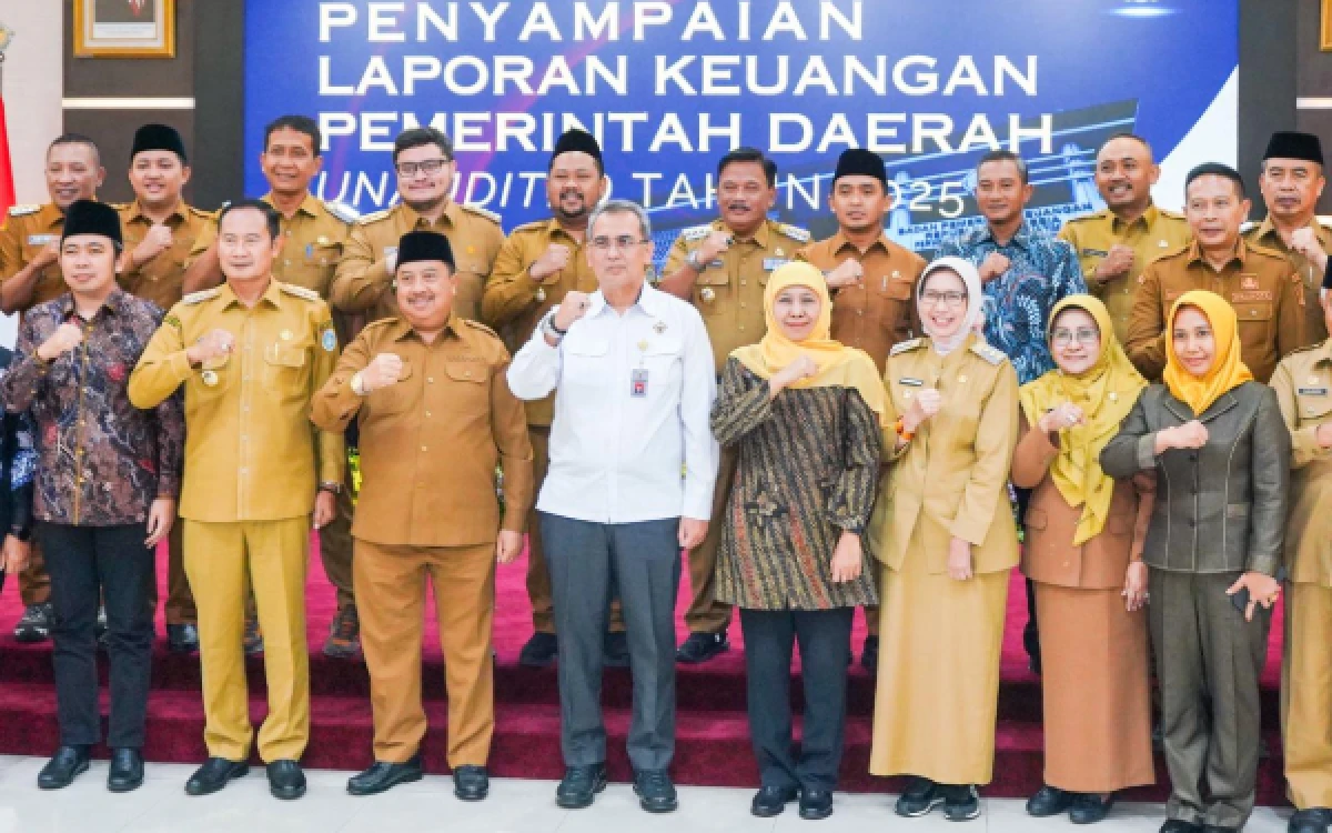 Thumbnail Berita - Dorong Transparansi dan Raih WTP, Gubernur Khofifah bersama 36 kepala daerah Serahkan LKPD 2025 ke BPK Jatim