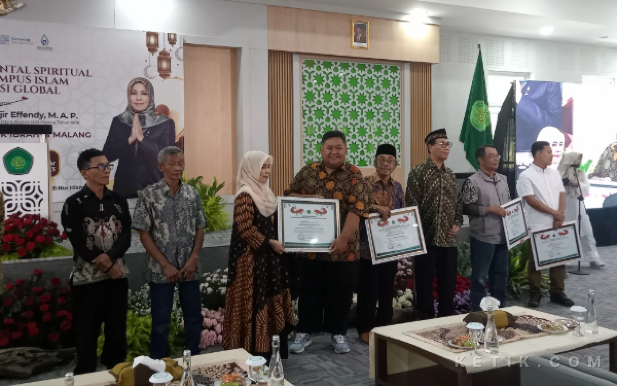 Foto Rektor UIN Malang, Prof. Ilfi Nur Diana memberikan penghargaan kepada dosen yang telah purna tugas pada acara halal bihalal, Selasa, 31 Maret 2026. (Foto: Aliyah/Ketik.com)