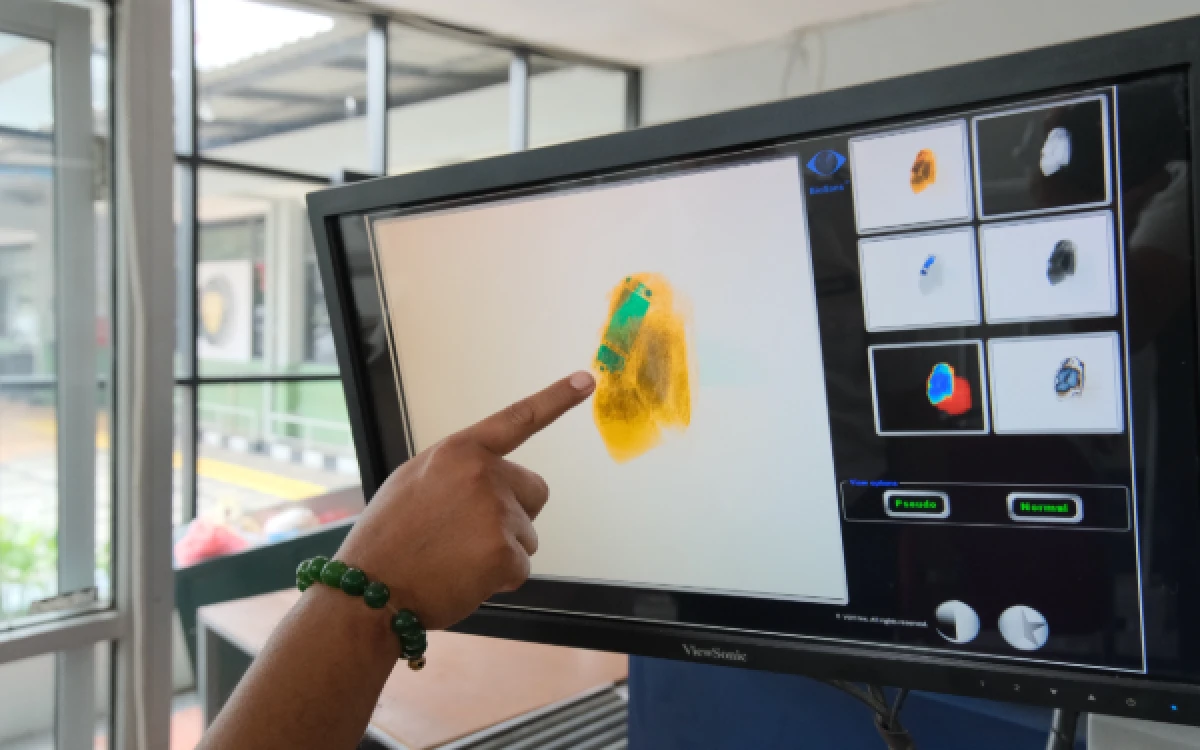 Foto Hasil pemindaian mesin X-Ray yang memperlihatkan benda mencurigakan berupa HP yang disembunyikan di dalam bungkusan nasi, Selasa, 31 Maret 2026 (Foto : Humas Lapas Kelas I Malang). Diketahui, upaya penyelundupan HP tersebut dilakukan oleh seorang pengunjung dan rencananya HP tersebut hendak diberikan ke warga binaan Lapas Kelas I Malang.