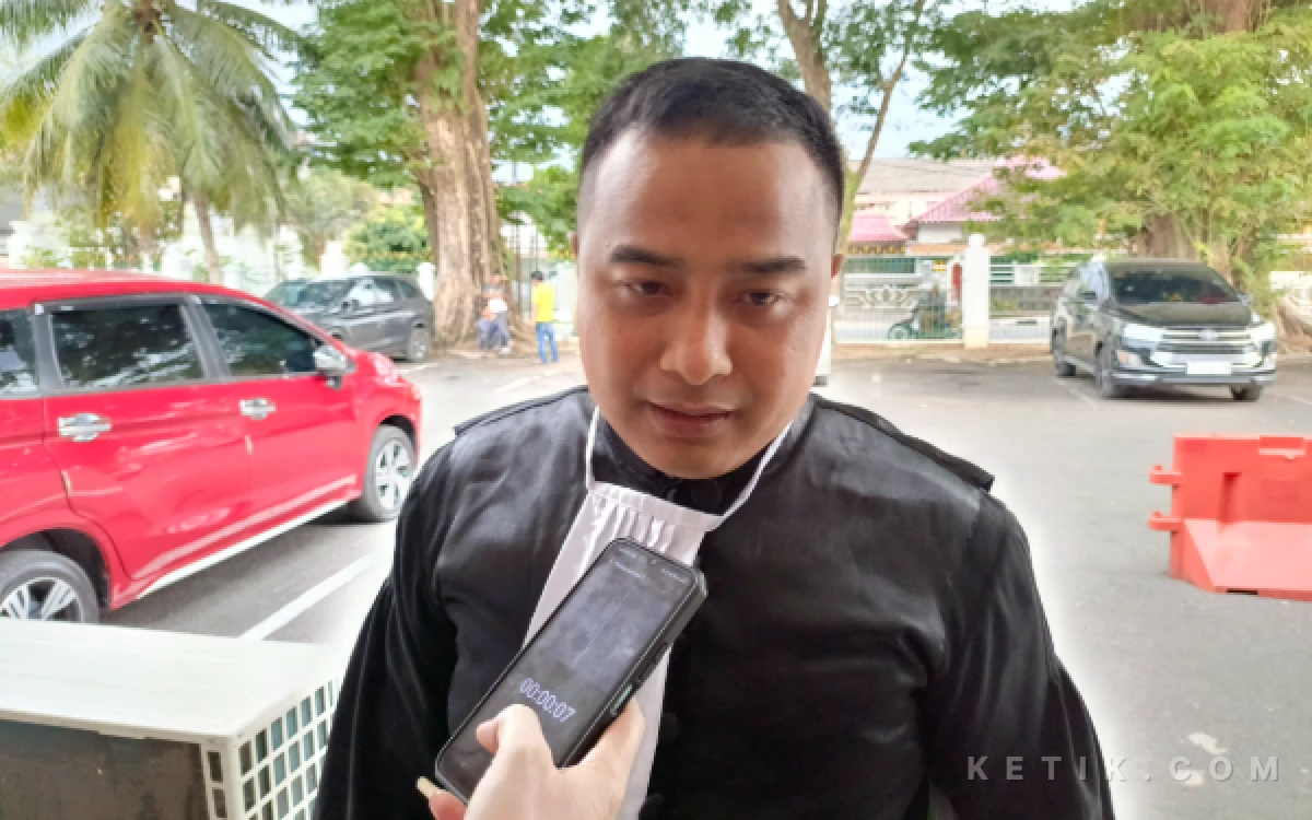 Foto M. Sigit Muhaimin, SH, MH, selaku kuasa hukum terdakwa, memberikan pernyataan usai kliennya dituntut 2 tahun 6 bulan penjara, Selasa 31 Maret. (Foto: M Nanda/Ketik.com)