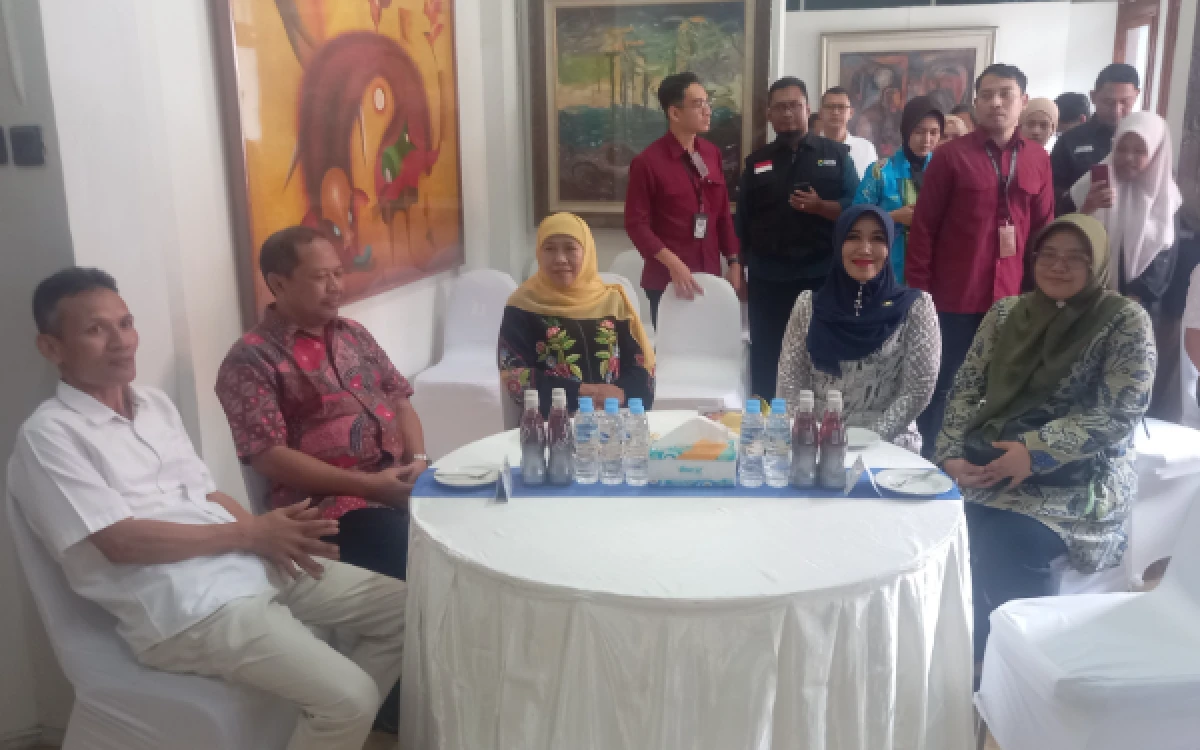 Foto Dari kiri; Direktur Jawa Pos Nurwakhid, Direktur Radar Surabaya Lilik Widyantoro, Gubernur Khofifah, Anggota DPD RI Lia Istifhama dan Kadis Kominfo Jatim Sherlita Ratna Agustin. (Foto: Nadifah Meidina/Ketik.com)