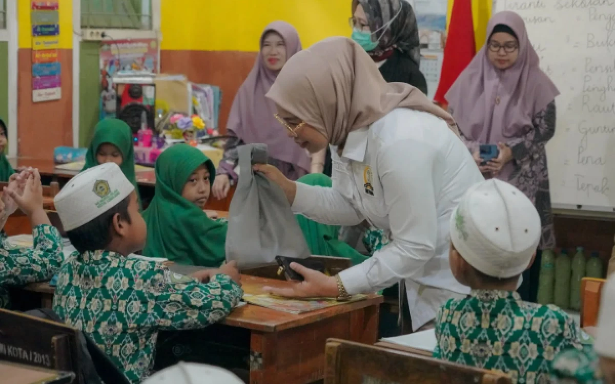 Thumbnail Berita - Ketua DPRD Lumajang Dampingi Bupati dan Forkopimda Tinjau 6 Pengelola SPPG