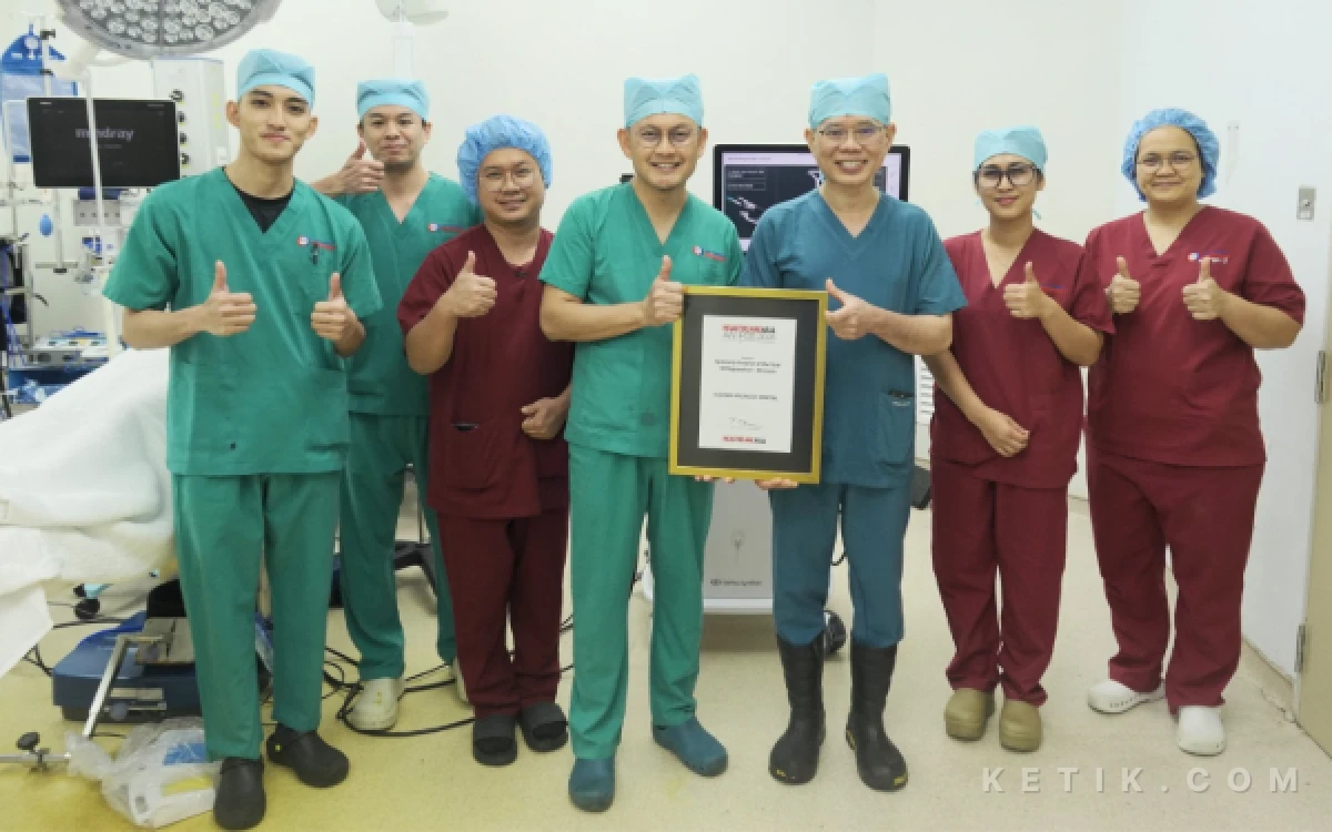 Foto Dr. Nazari Ahmad Tarmuzi (keempat dsri kiri) dan Dr. Lee Woo Guan (ketiga dsri kanan) bersama tim bedah ortopedi di Kuching Spesialist Hospital (Foto: Istimewa for Ketik.com)