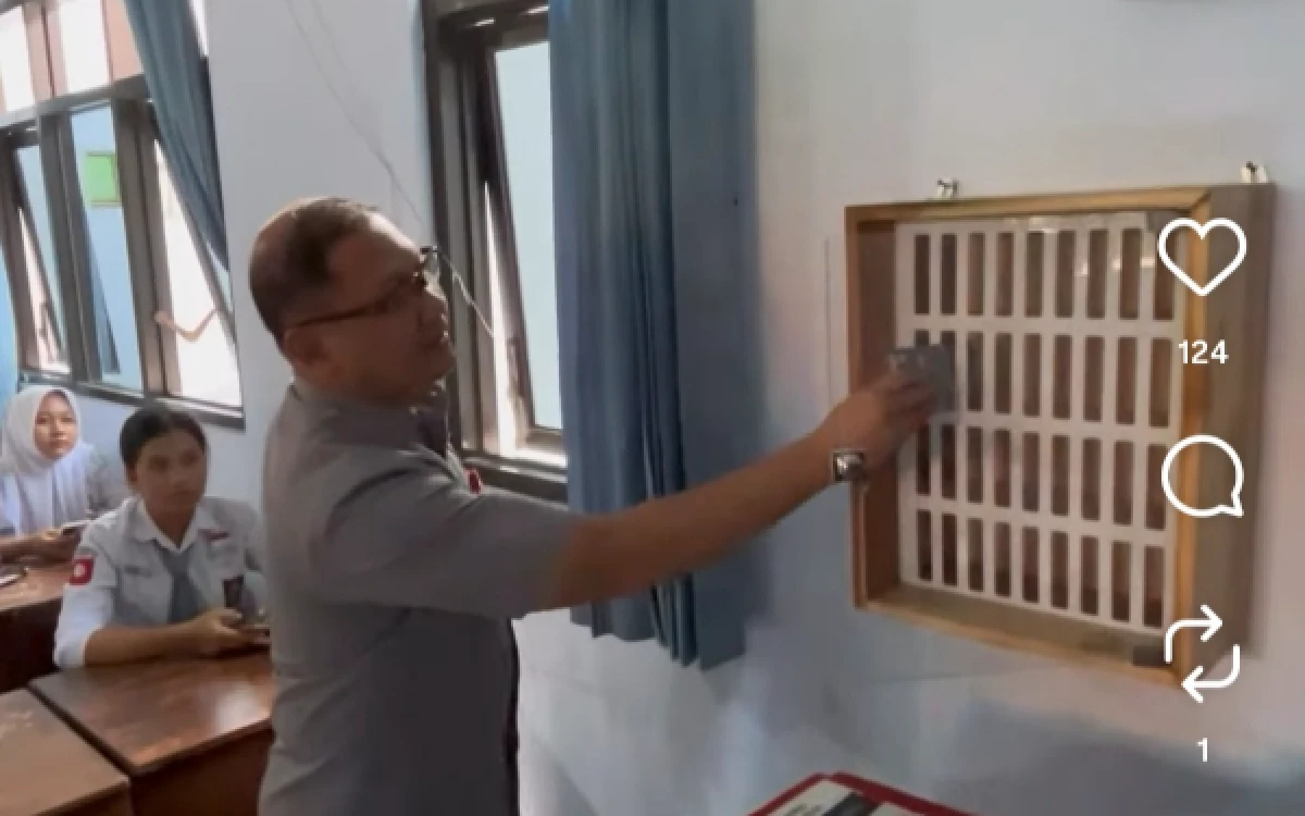 Thumbnail Berita - Sidak ke SMAN 1 Turen, Kadisdik Jatim Cek Langsung Pembatasan Penggunaan Gadget di Sekolah