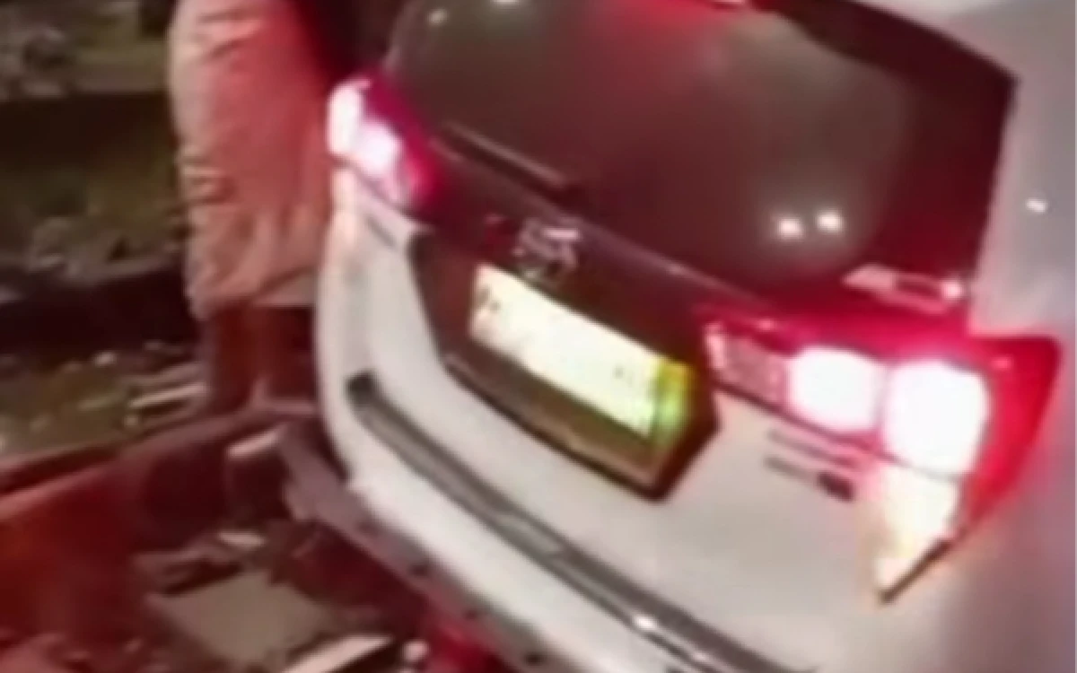 Thumbnail Berita - Geger! Toyota Innova Terperosok ke Jalur Rel Malang Kotalama, Beruntung Tak Ganggu Jadwal Kereta