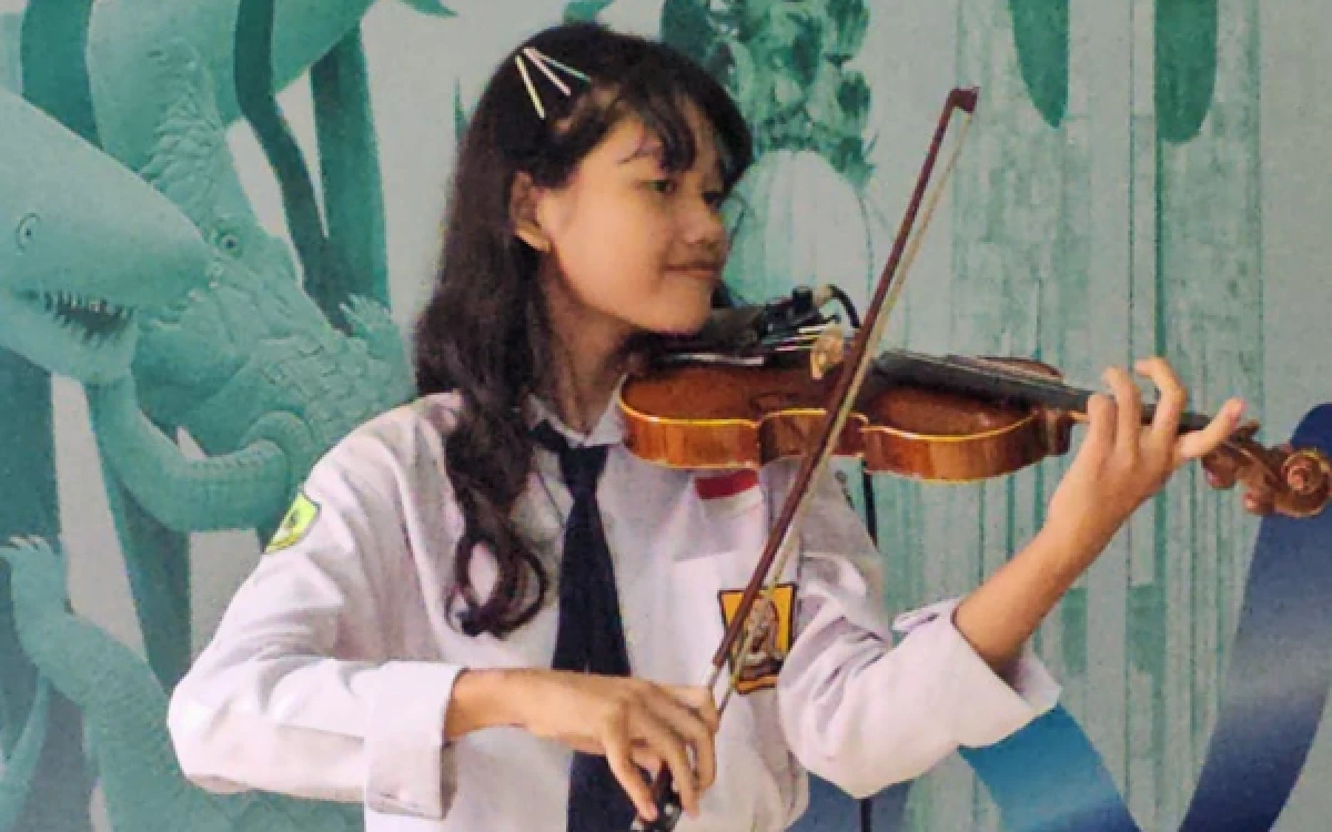 Thumbnail Berita - Memukau! Gesekan Biola Sinta Bella Siswi SMPN 4 Sidoarjo Curi Perhatian di HUT Radar Surabaya