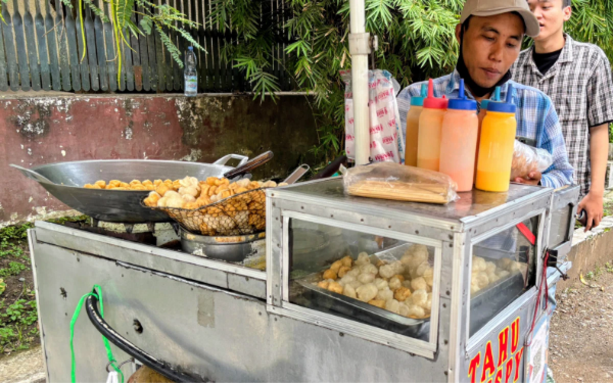 Thumbnail Berita - HUT ke-112 Kota Malang, Kisah Ahmad Penjual Cimol yang Menemukan Penghidupan di Kota Pendidikan