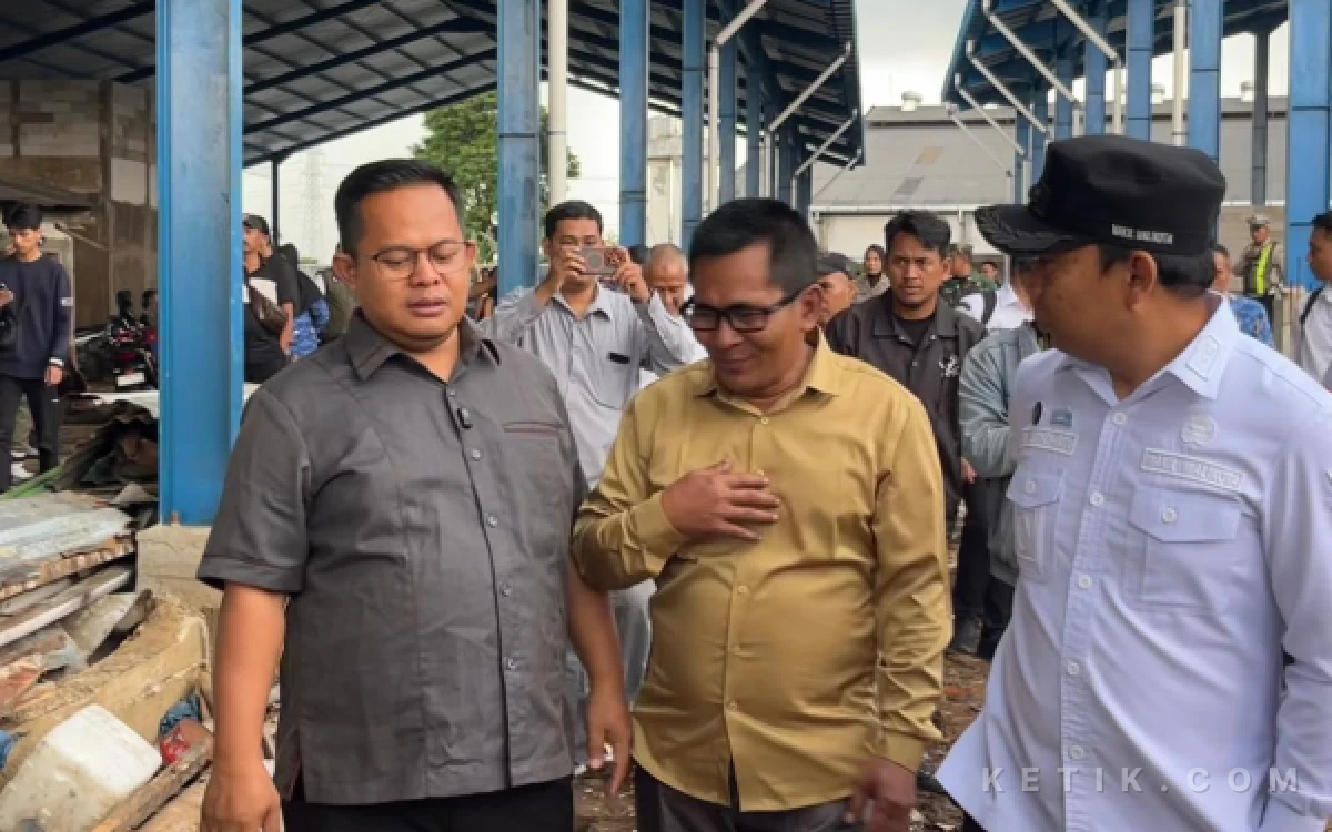 Foto Trio Agus saat berinteraksi dengan salah satu pedagang dan juga Wakil Wali Kota Malang saat meninjau relokasi pedagang Pasar Gadang. (Foto: Lutfia/Ketik.com)