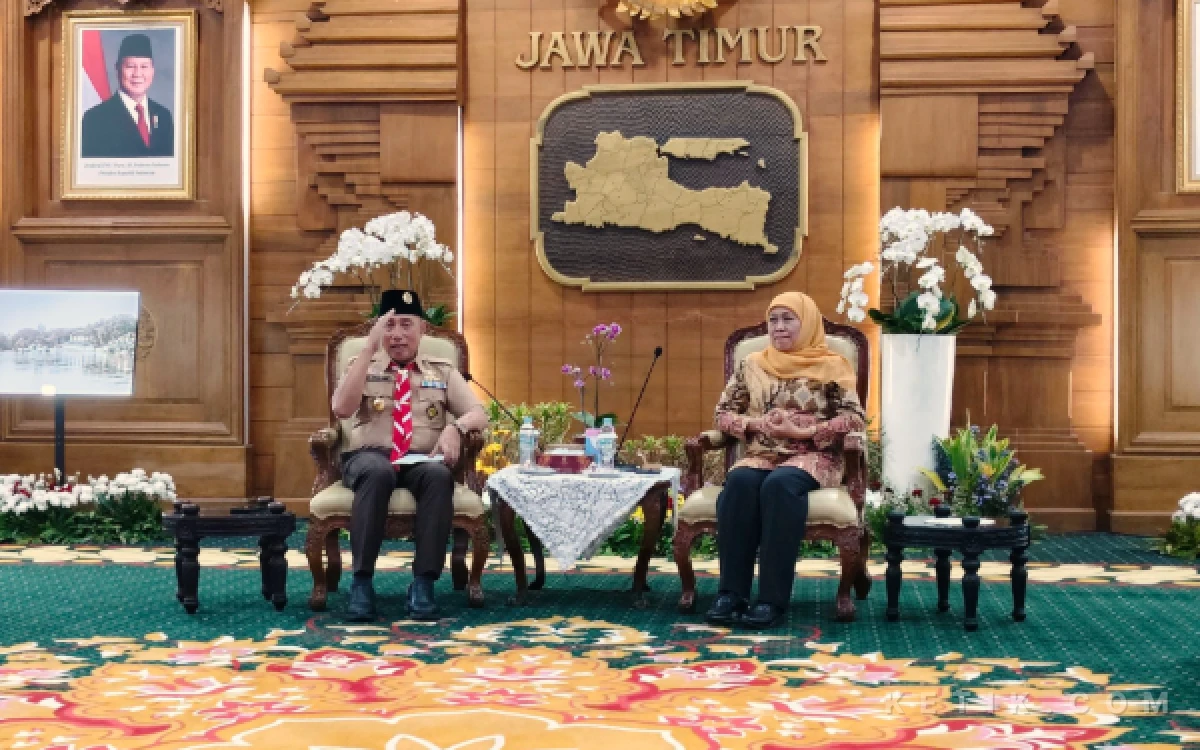 Foto Ketua HKTI Jatim Arum Sabil (kiri) bertemu Gubernur Jatim Khofifah Indar Parawansa. Ia memaparkan penerapan energi terbarukan di tengah krisis energi global. (Foto: Fitra/Ketik.com)