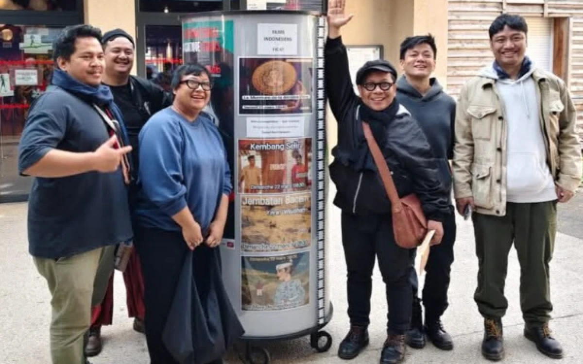 Foto Dari kiri; Para sineas, Resky Machyuzar, Yolinda Puspitarini, Rolando Octavio Purba (belakang), Daniel Rudi Haryanto, Oscar Herry, Firman Sasongko  di Festival International Cinéma Asiatique di Kota Tours (FICAT), Prancis. (Foto: Yolinda for Ketik.com)