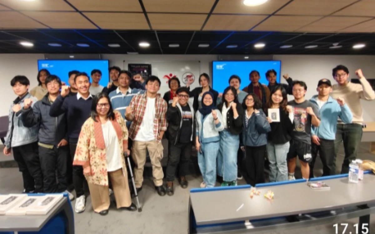 Foto Penulis Mulyandari berkaos putih dipadu dengan baju batik orange bersama Persatuan Pelajar Indonesia seusai nonton bareng dan diskusi film di di Rennes Bussines School (RSB). (Foto: Yolinda for Ketik.com)