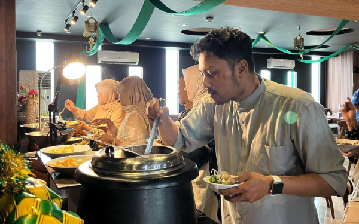 Foto Pengunjung menikmati hidangan Nusantara di Favehotel Rungkut Surabaya. (Foto: Favehotel Rungkut Surabaya)