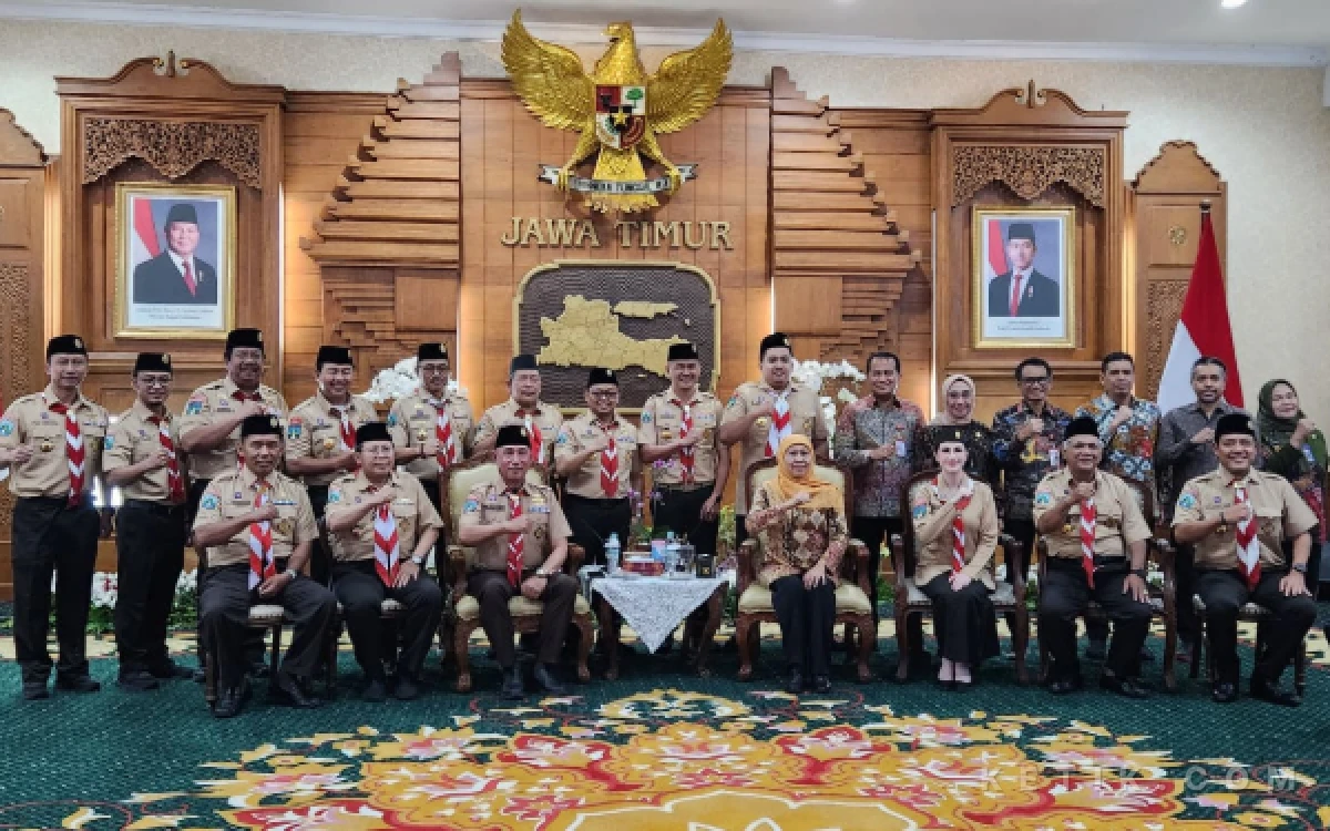 Foto Silaturahim keluarga besar Kwarda Pramuka Jatim bersama Gubernur Khofifah Indar Parawansa selaku Kamabida Jatim. (Foto: Naufal/Ketik.com)