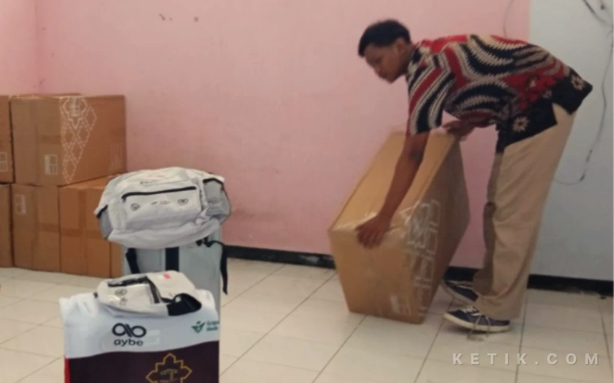 Thumbnail Berita - Kemenhaj Surabaya Bagikan 800 Unit Koper Jemaah Calon Haji Secara Bertahap