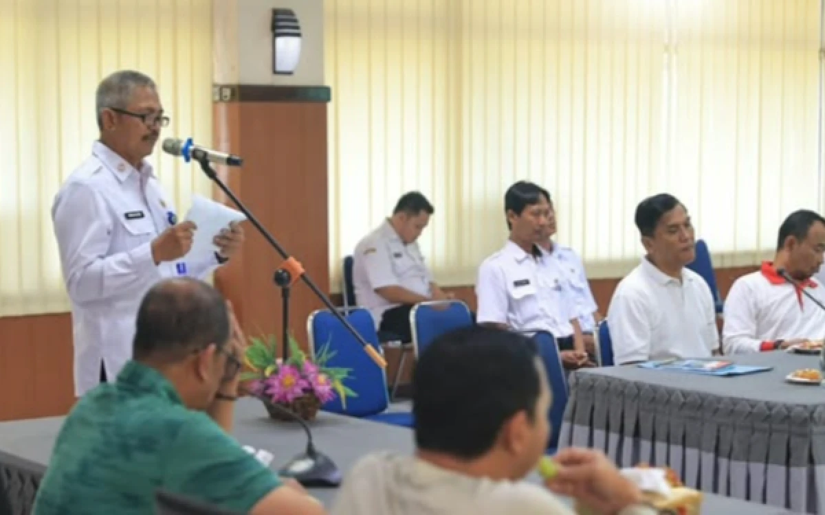 Foto Kepala Bakesbangpol Kota Madiun, Subakri ketika menyampaikan laporan kepada Plt Wali Kota Madiun F. Bagus Panuntun. (Foto: Pemkot Madiun).