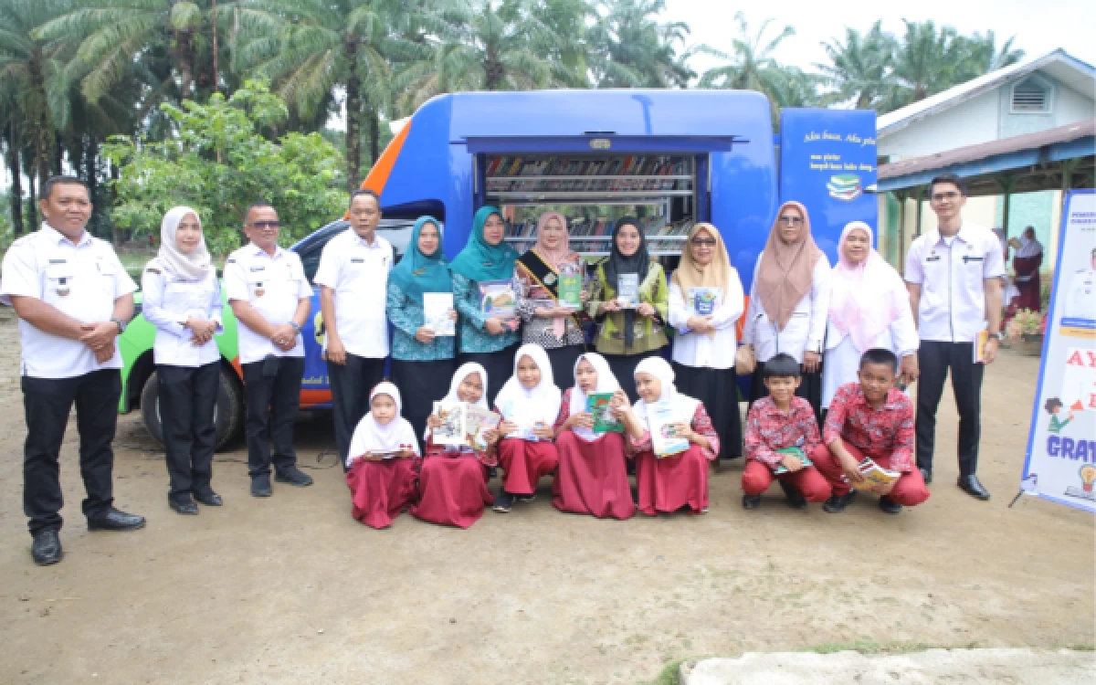 Thumbnail Berita - Bunda Literasi Asahan Tinjau Perpustakaan Keliling di Aek Ledong, Dorong Minat Baca Pelajar