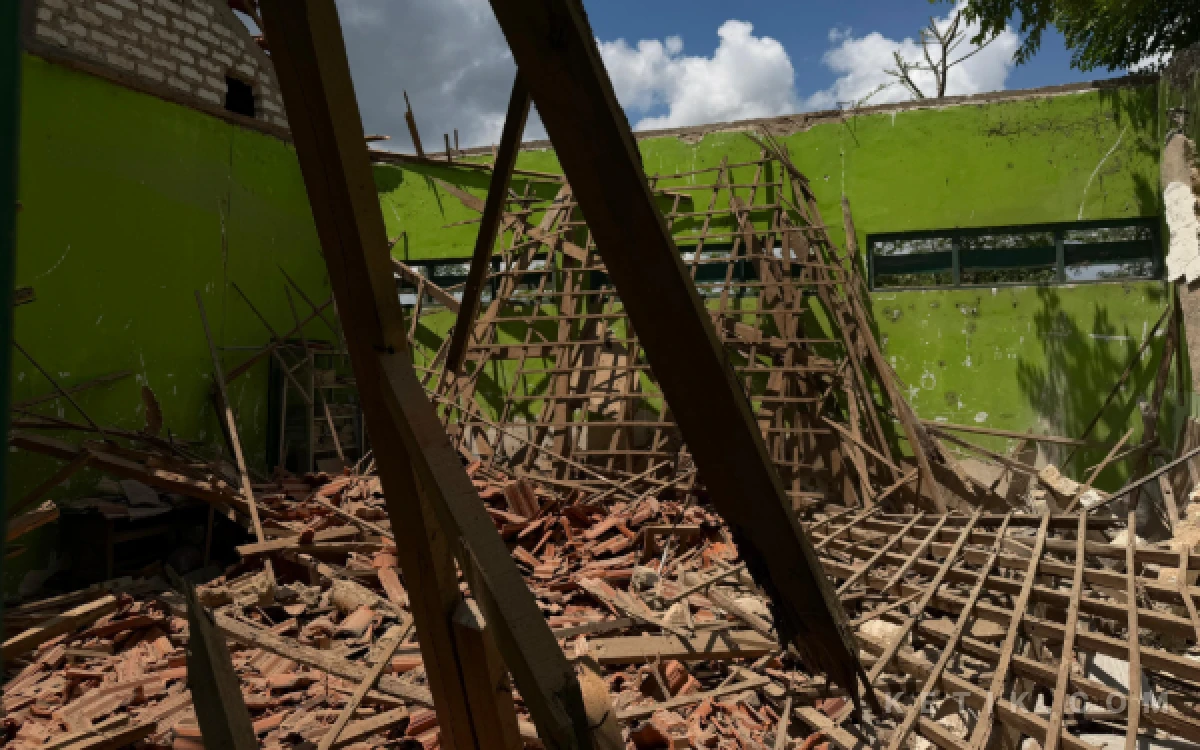 Foto Ruang Kelas SDN Sokobanah Daya 2 Sampang Ambrol (Foto: Mat Jusi/Ketik.com)