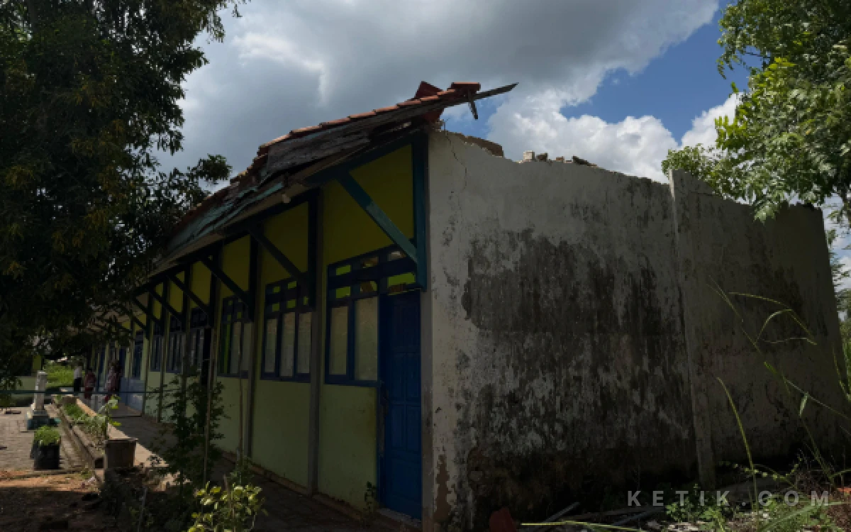 Thumbnail Berita - Ruang Kelas SDN Sokobanah Daya 2 Sampang Ambrol, Kondisi Bangunan Disebut Sudah Lama Rusak