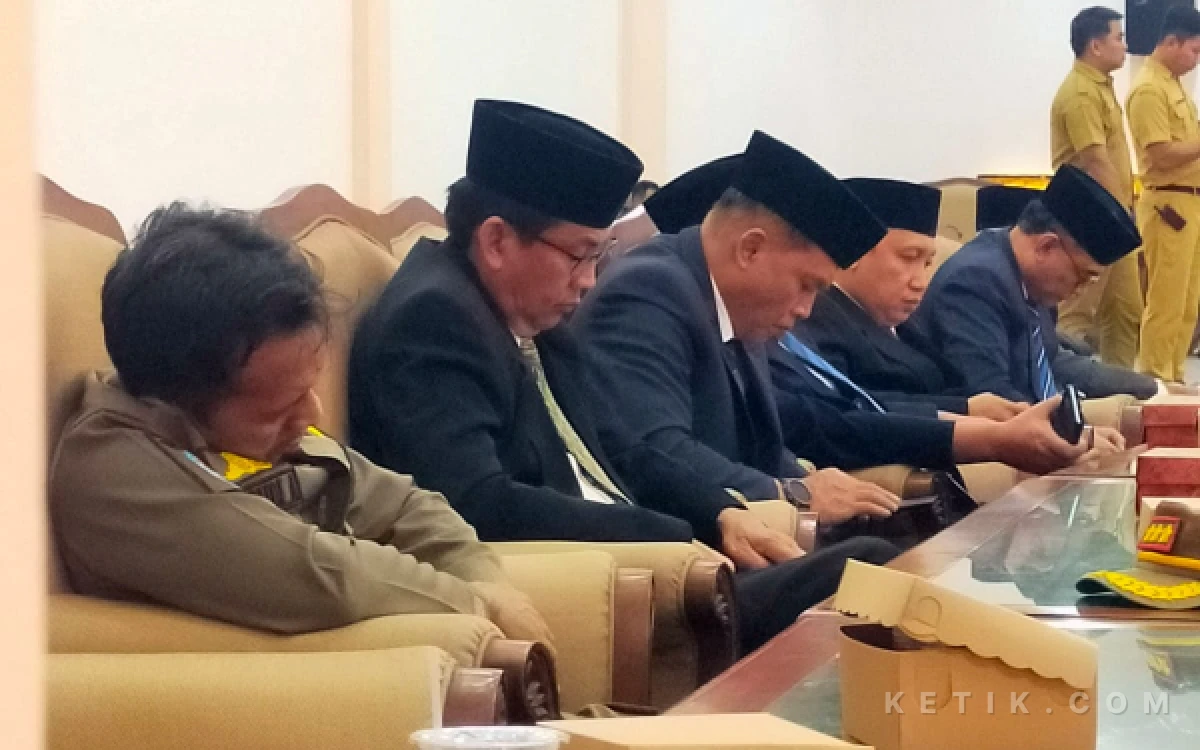 Thumbnail Berita - Dihadiri Wabup, Penegak Perda Tertidur saat Sidang Paripurna DPRD Sampang