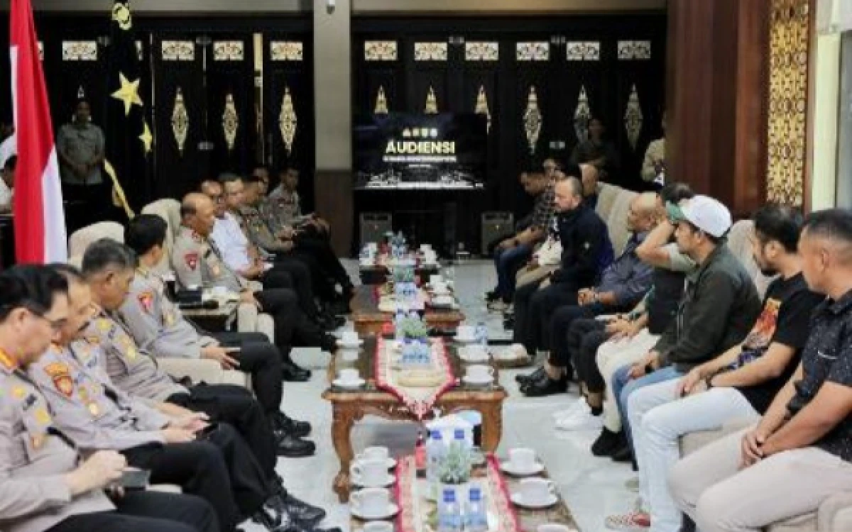 Thumbnail Berita - Komitmen Jaga Kondusivitas, Manajemen Persebaya dan Arema Duduk Bersama di Polda Jatim